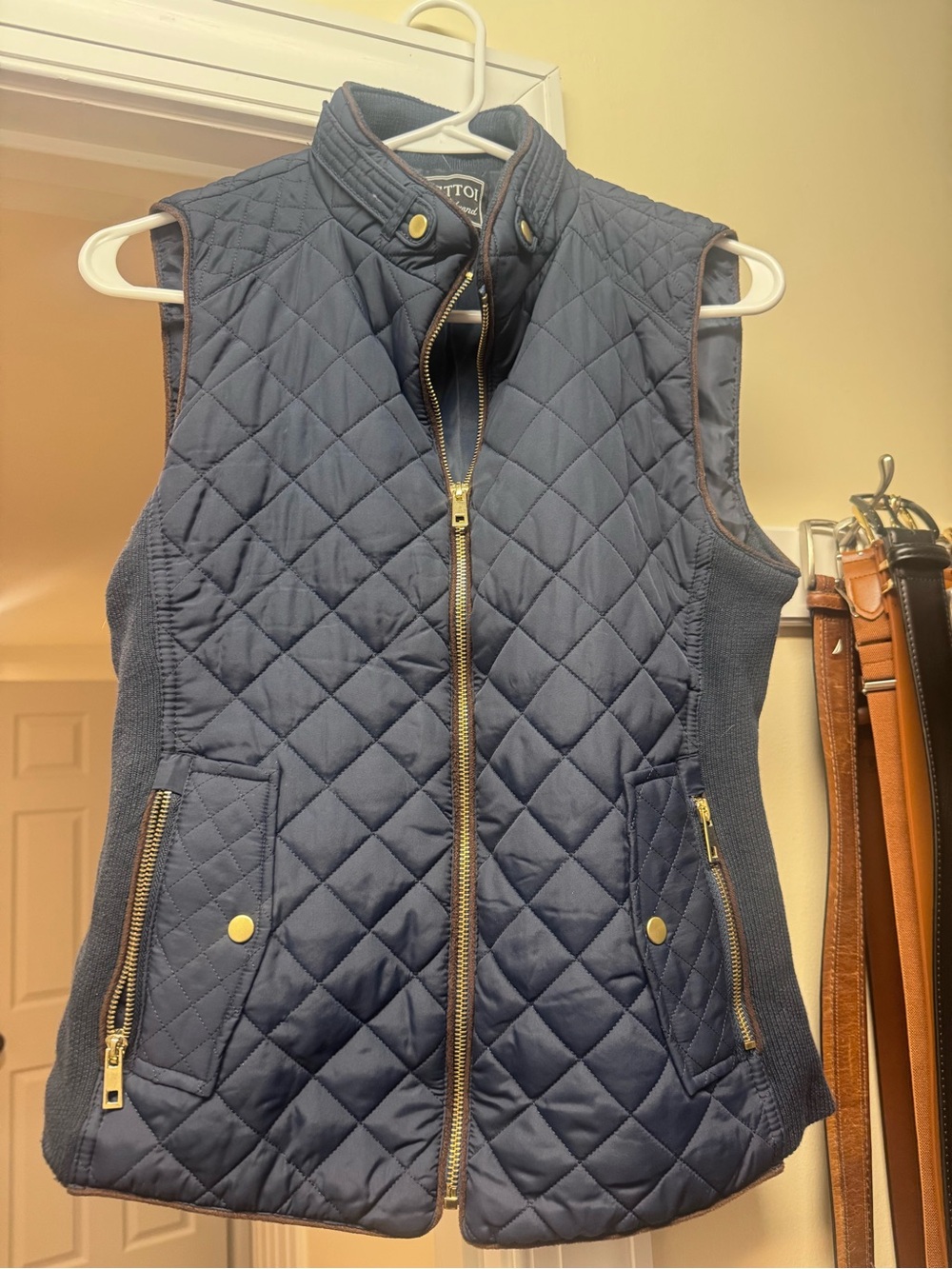 Cest Toi Vest Womens Small Navy Quilted Zipper Pockets Accent Stretch Sides EUC